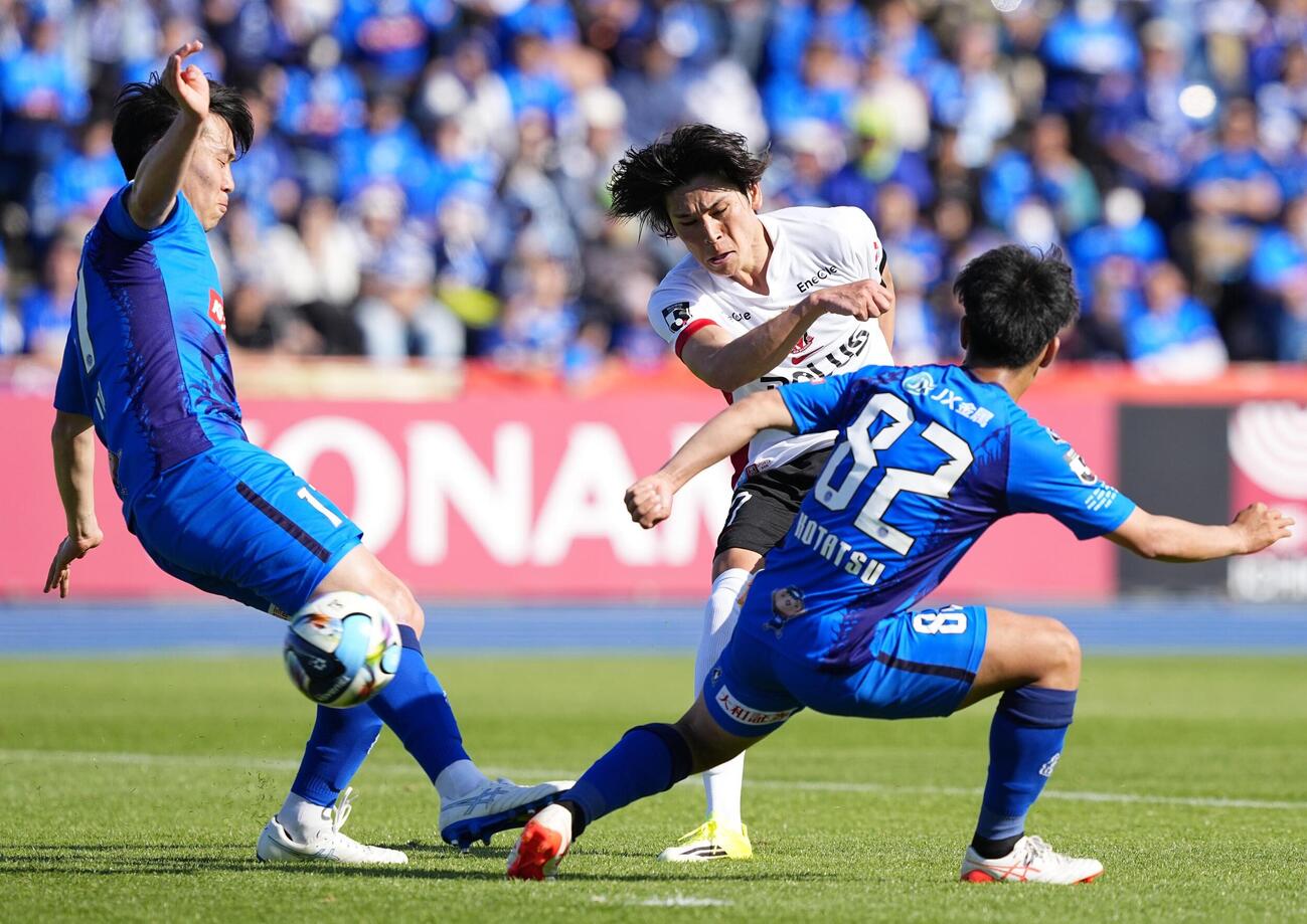 水戸－浦和　後半、チーム2点目のゴールを決める浦和・小森（右奥）＝Ksスタ（共同）