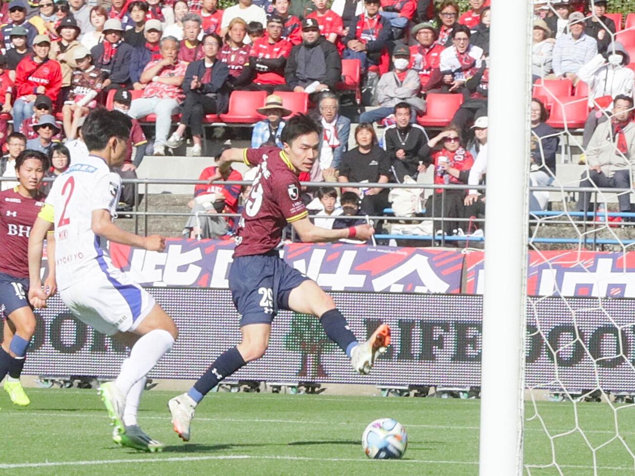 いわき対甲府　シュートを放つJ2いわきFW田中幹大（右）（撮影・高橋香奈）