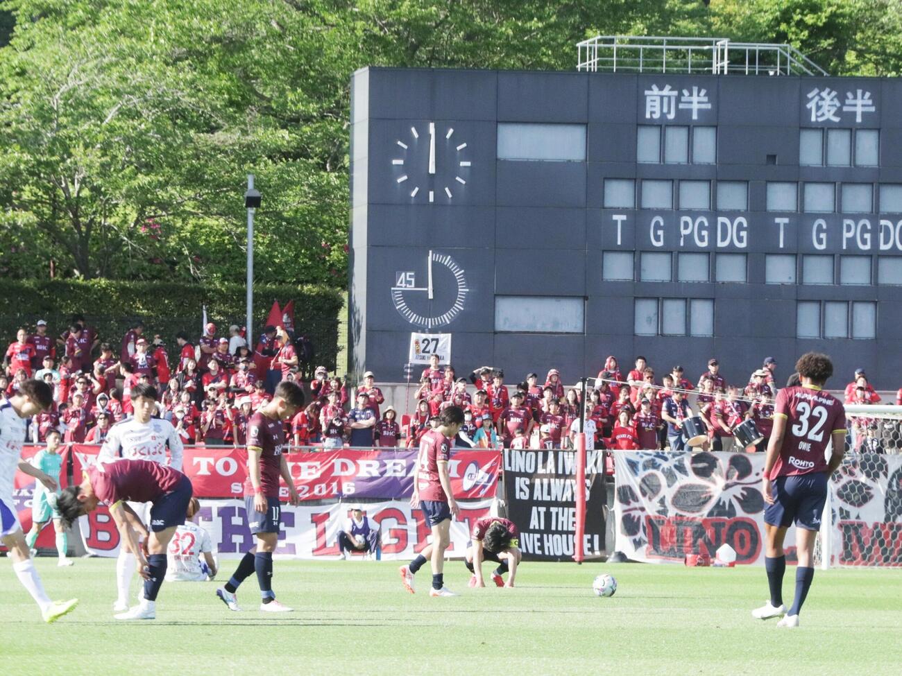 いわき対甲府　敗戦後、悔しさをにじませるJ2いわきの選手たち（撮影・高橋香奈）