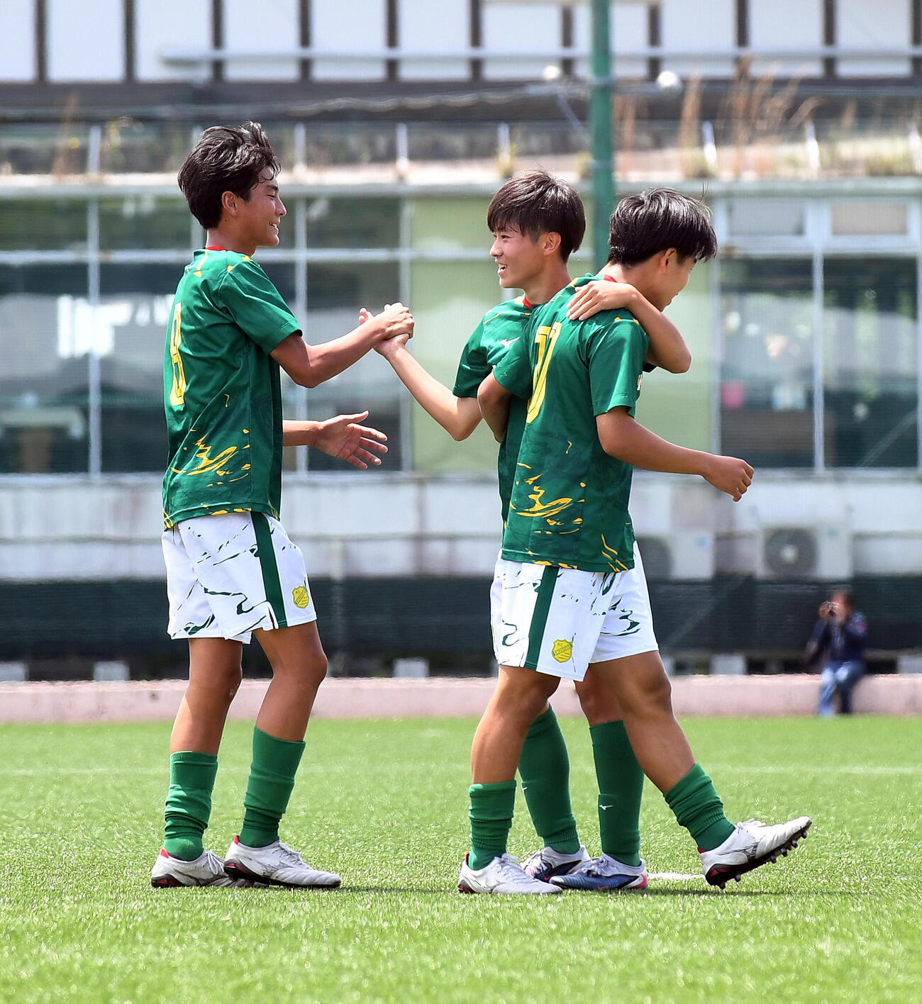 静岡学園対藤枝東　先制点を決め、仲間と喜ぶ静岡学園・安永（中央）（撮影・前田和哉）