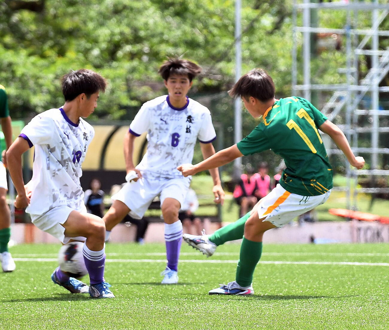 前半33分、右足で先制点を決める静岡学園・安永（右端）