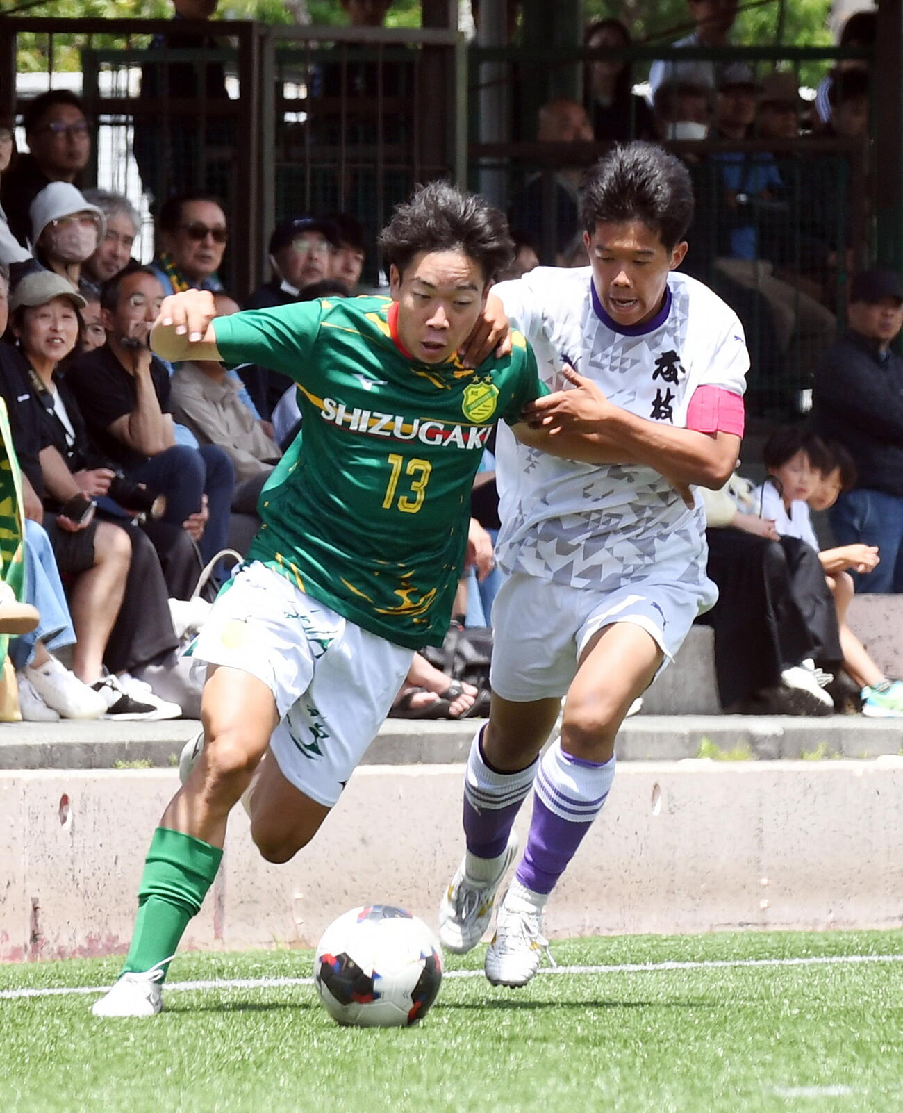 後半、サイドで相手と競り合う藤枝東・川口（右）