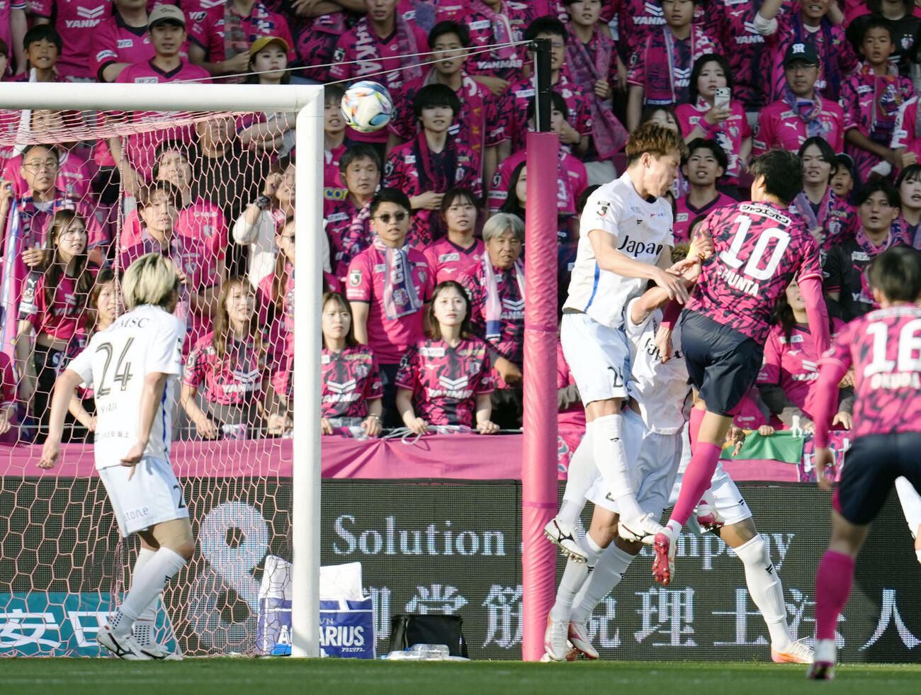 後半、チーム2点目のゴールを決めるC大阪田中駿（右）（共同）