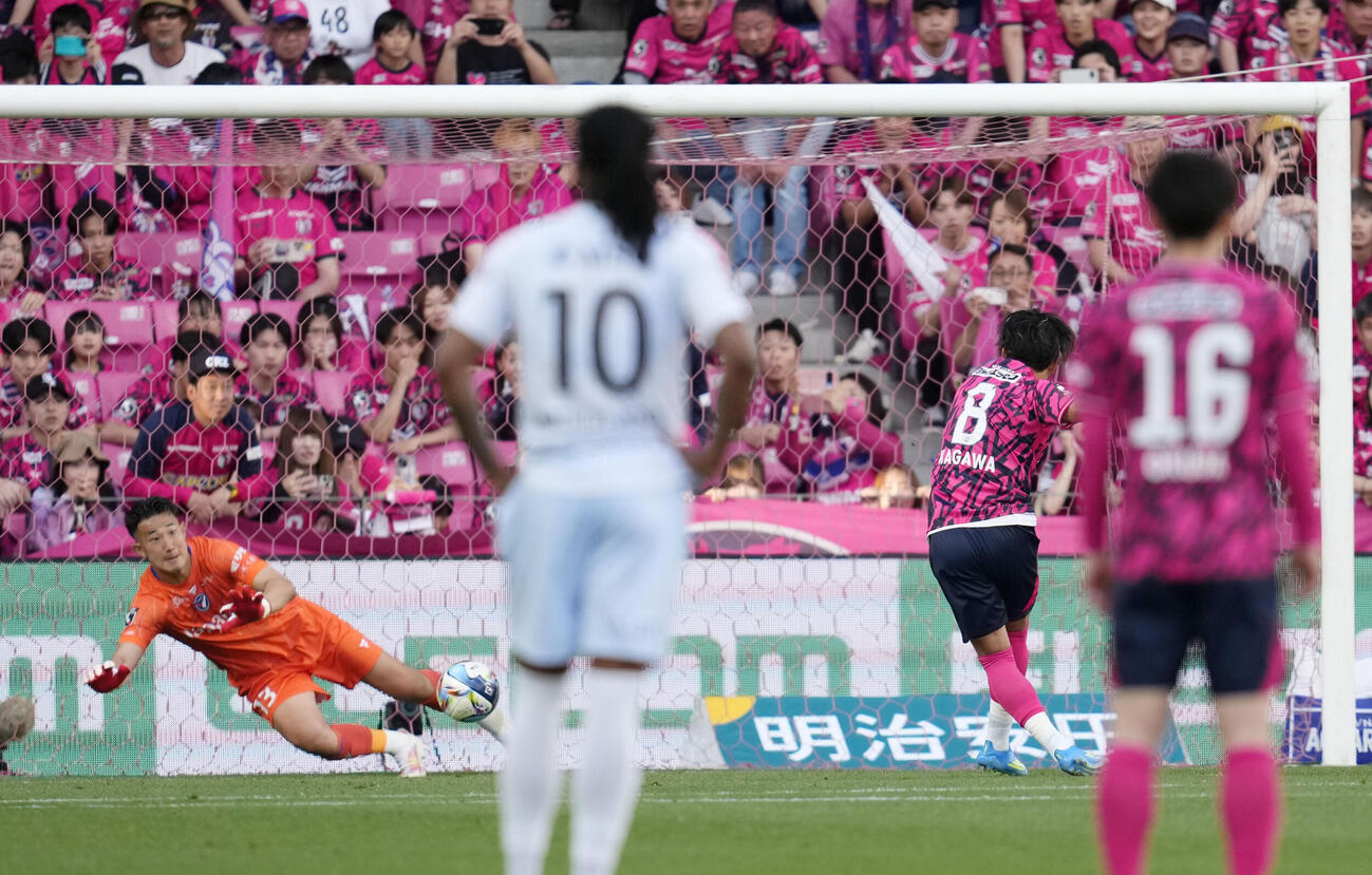 C大阪－長崎　試合終了間際、決勝のPKを決めるC大阪・香川（8）。GK波多野＝ハナサカ（共同）