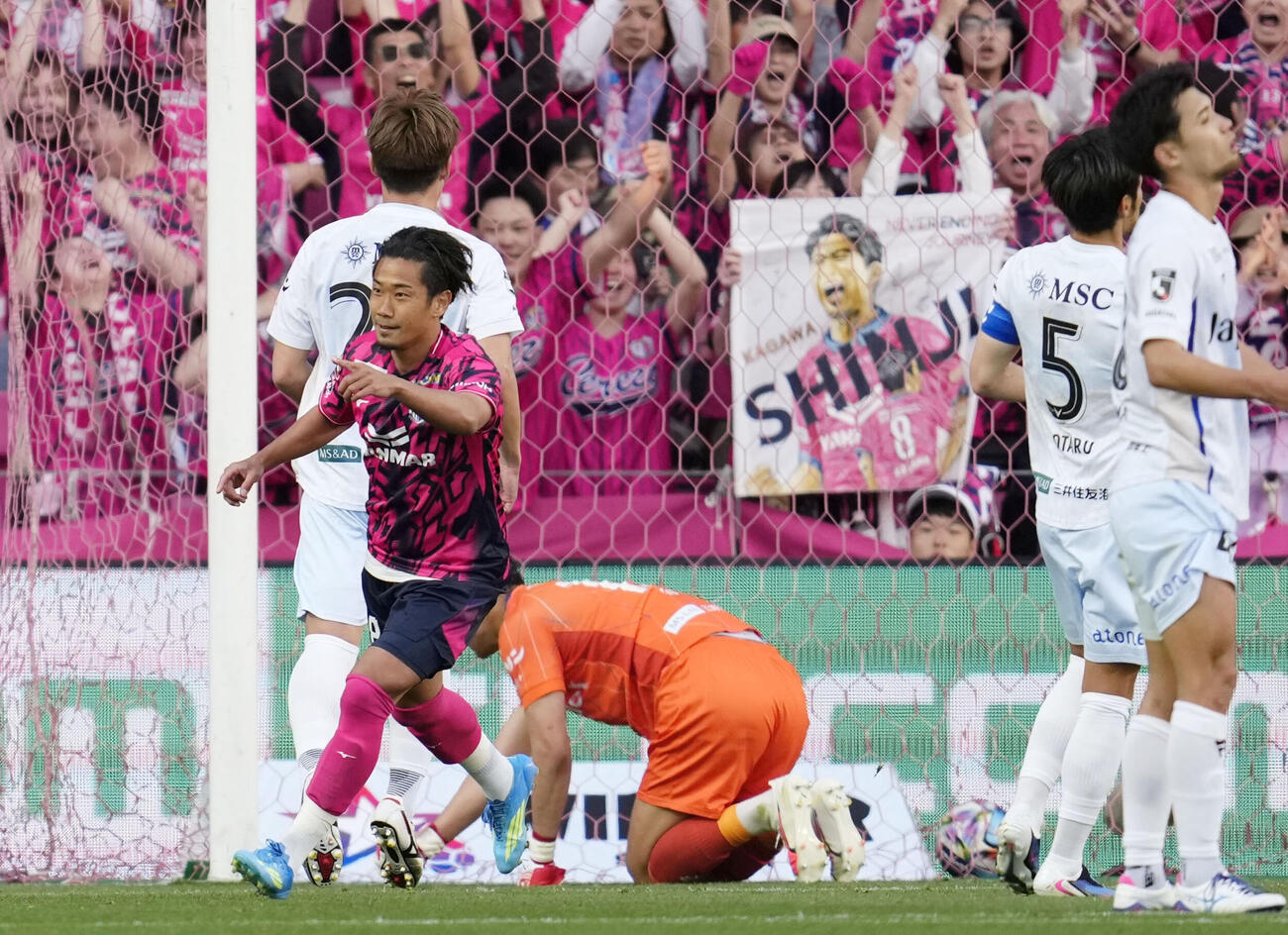 C大阪－長崎　試合終了間際、決勝のPKを決め駆け出すC大阪・香川＝ハナサカ（共同）
