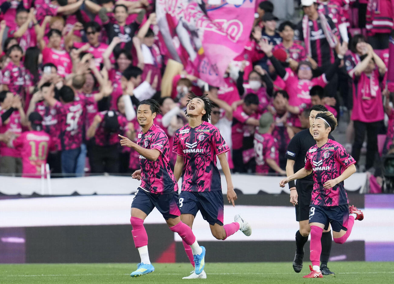 C大阪－長崎　試合終了間際、決勝のPKを決め駆け出すC大阪・香川（左）＝ハナサカ（共同）