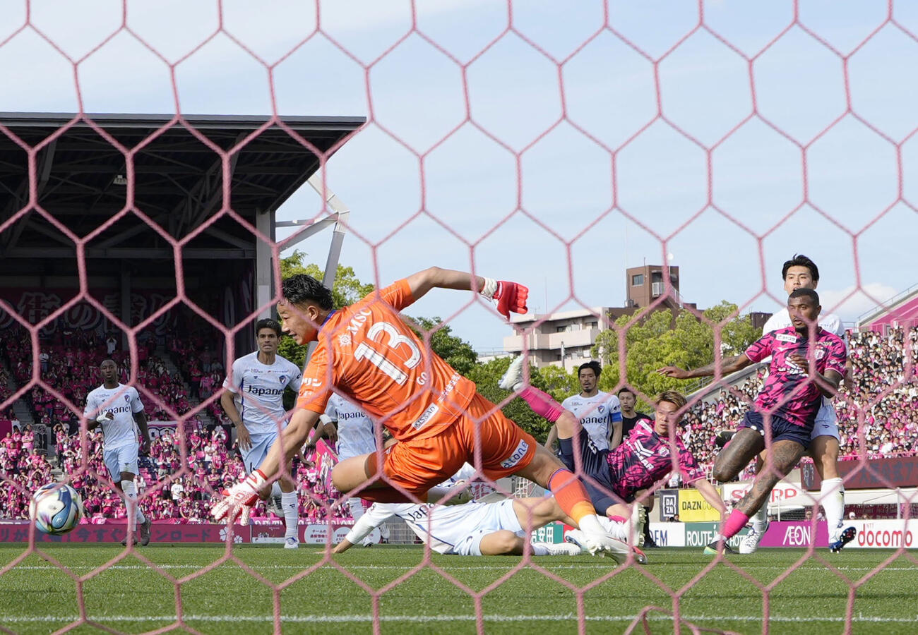 C大阪－長崎　前半、ゴールを決めるC大阪・チアゴアンドラーデ（右手前）。GK波多野＝ハナサカ（共同）