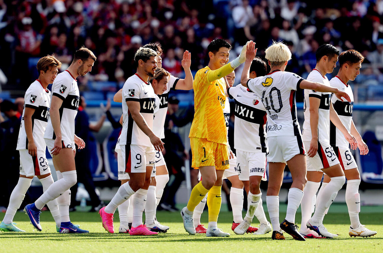 横浜対鹿島　PK戦で勝利し喜ぶGK早川友基（中央）ら鹿島イレブン（撮影・野上伸悟）