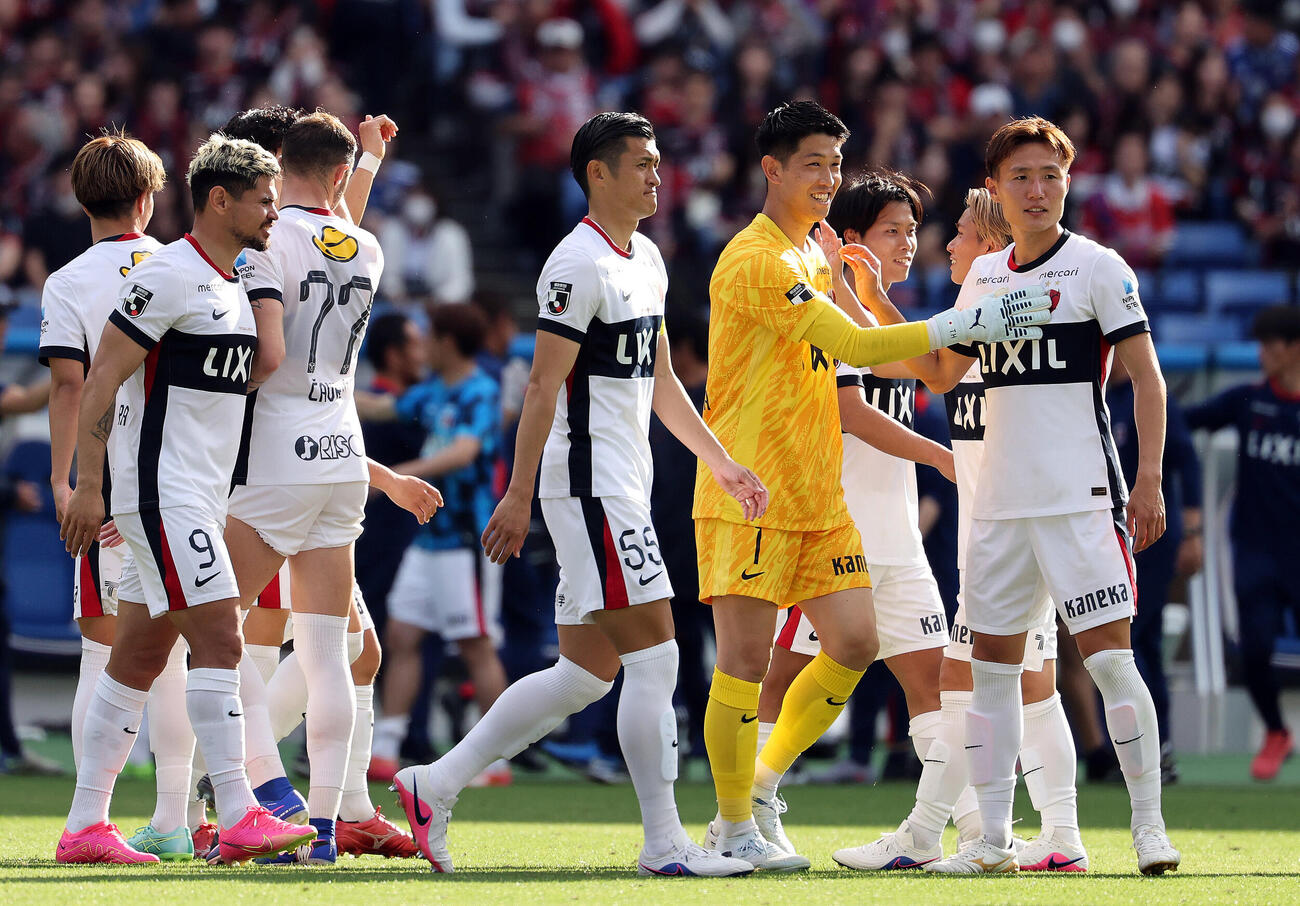 横浜対鹿島　PK戦で勝利し喜ぶGK早川友基（中央）ら鹿島イレブン（撮影・野上伸悟）