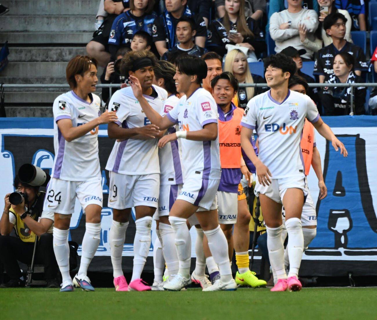 J1特別大会地域リーグラウンド第16節　G大阪対広島　後半、広島鈴木章斗（右）が出したパスに反応した東俊希（左）が無人のゴール下に決め、選手らの祝福を受ける（撮影・和賀正仁）