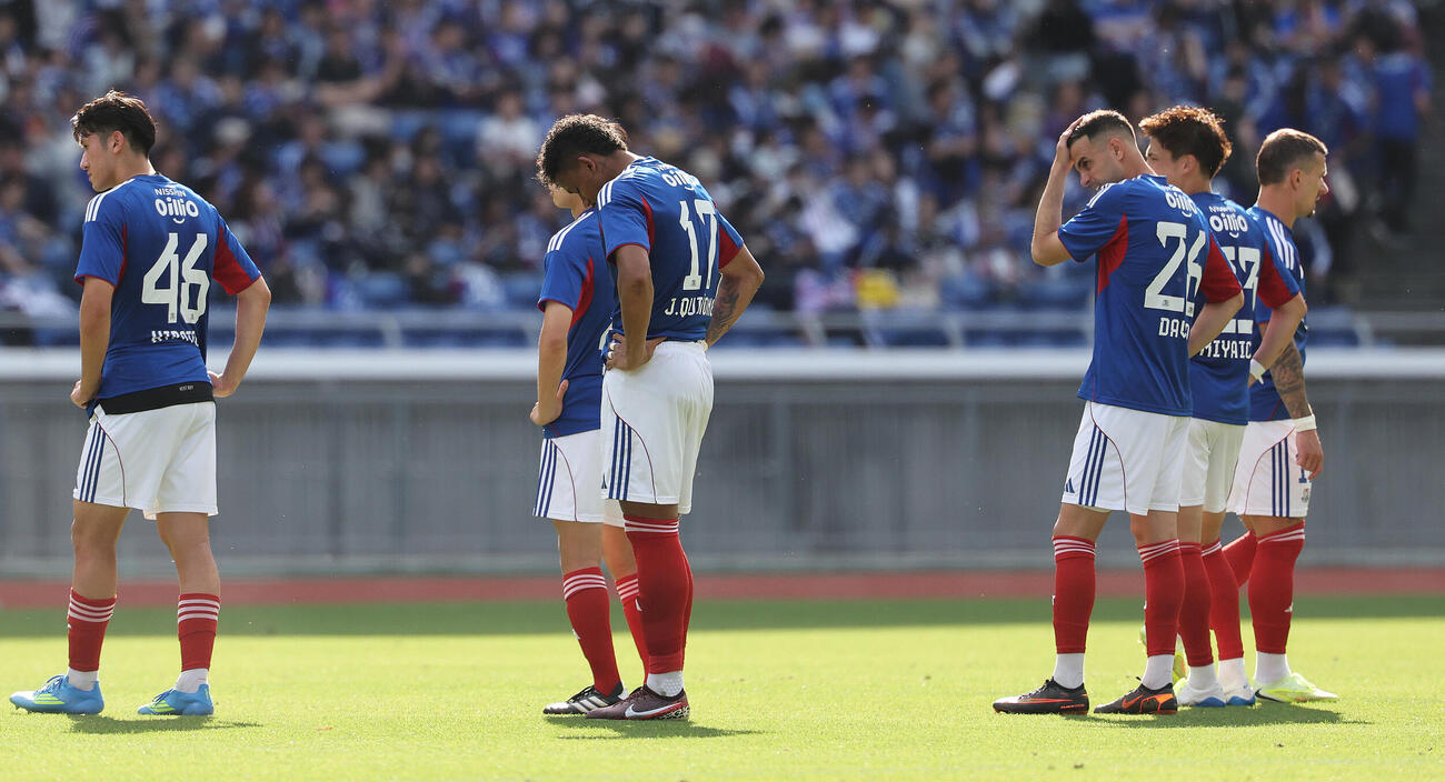 横浜対鹿島　PK戦で敗れがっくりする横浜イレブン（撮影・野上伸悟）