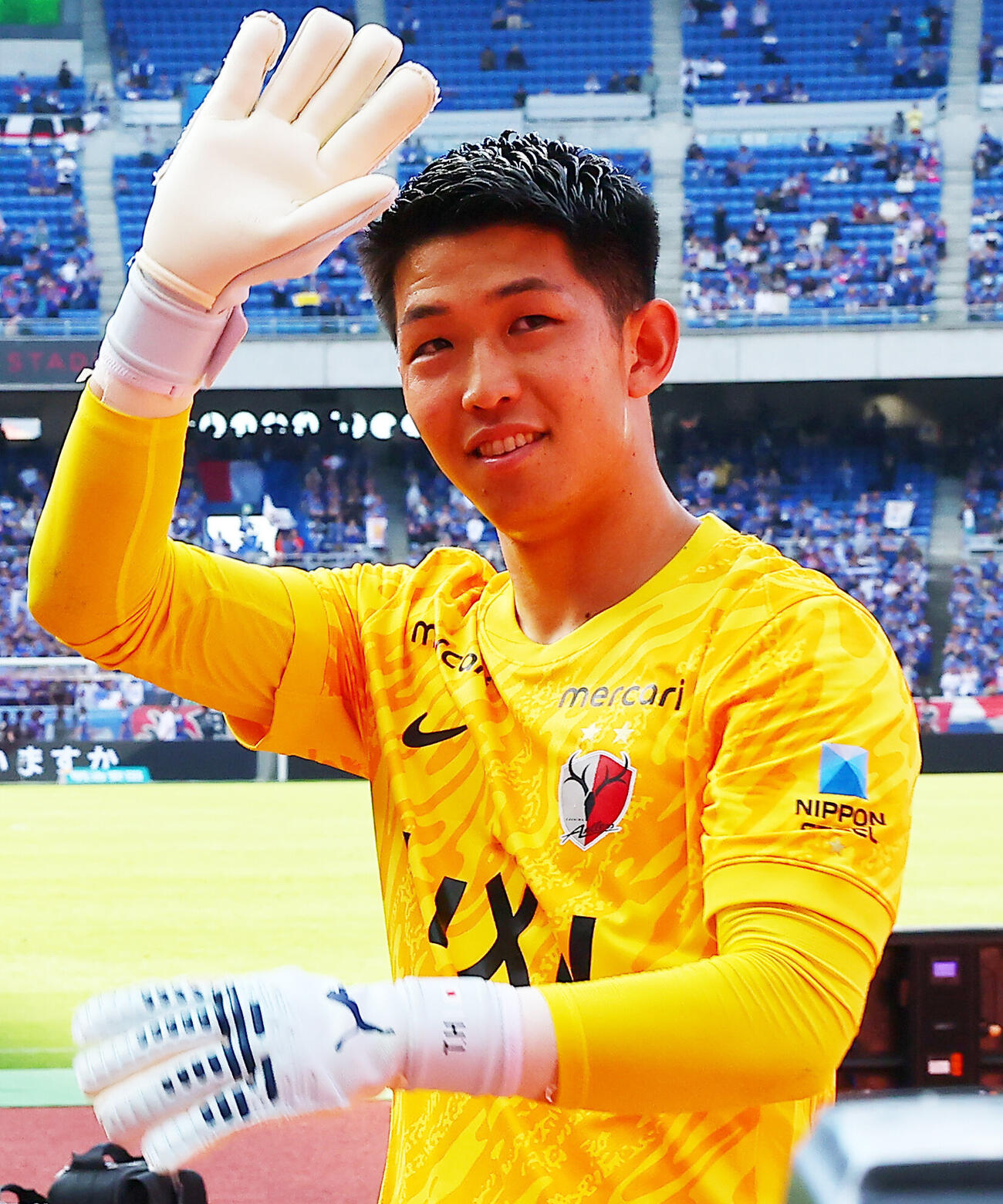 横浜対鹿島　PK戦で勝利し、サポーターの声援に応える鹿島GK早川友基（撮影・野上伸悟）