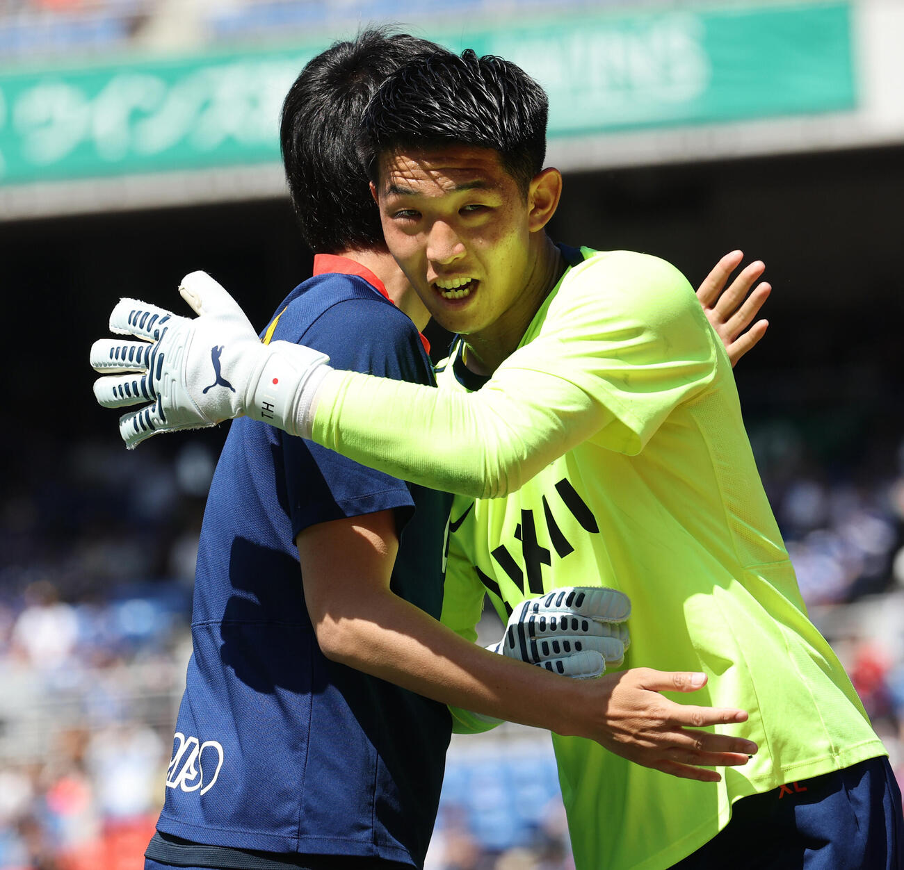 横浜対鹿島　試合前にスタッフと気合を入れる鹿島GK早川友基（撮影・野上伸悟）