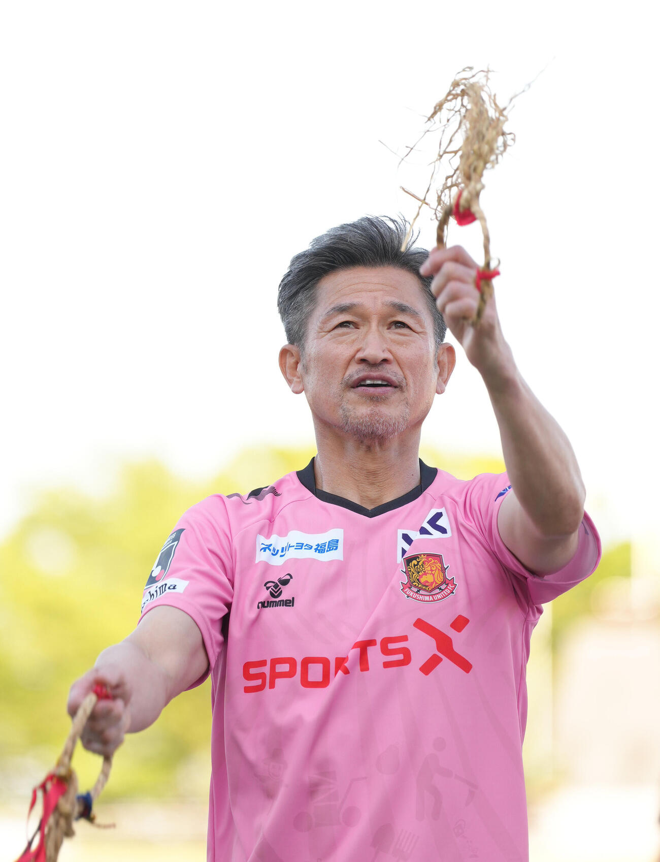 福島対磐田　試合後、チームメートと勝利のダンスを踊るカズ（三浦知良）（撮影・足立雅史）