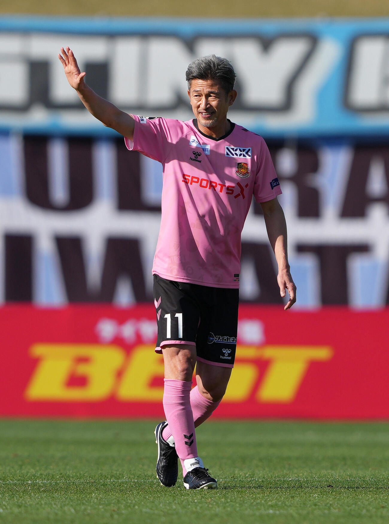 明治安田J2・J3百年構想リーグ　福島対磐田　試合を終え、スタンドの声援に笑顔で応える福島カズ（三浦知良）（撮影・足立雅史）