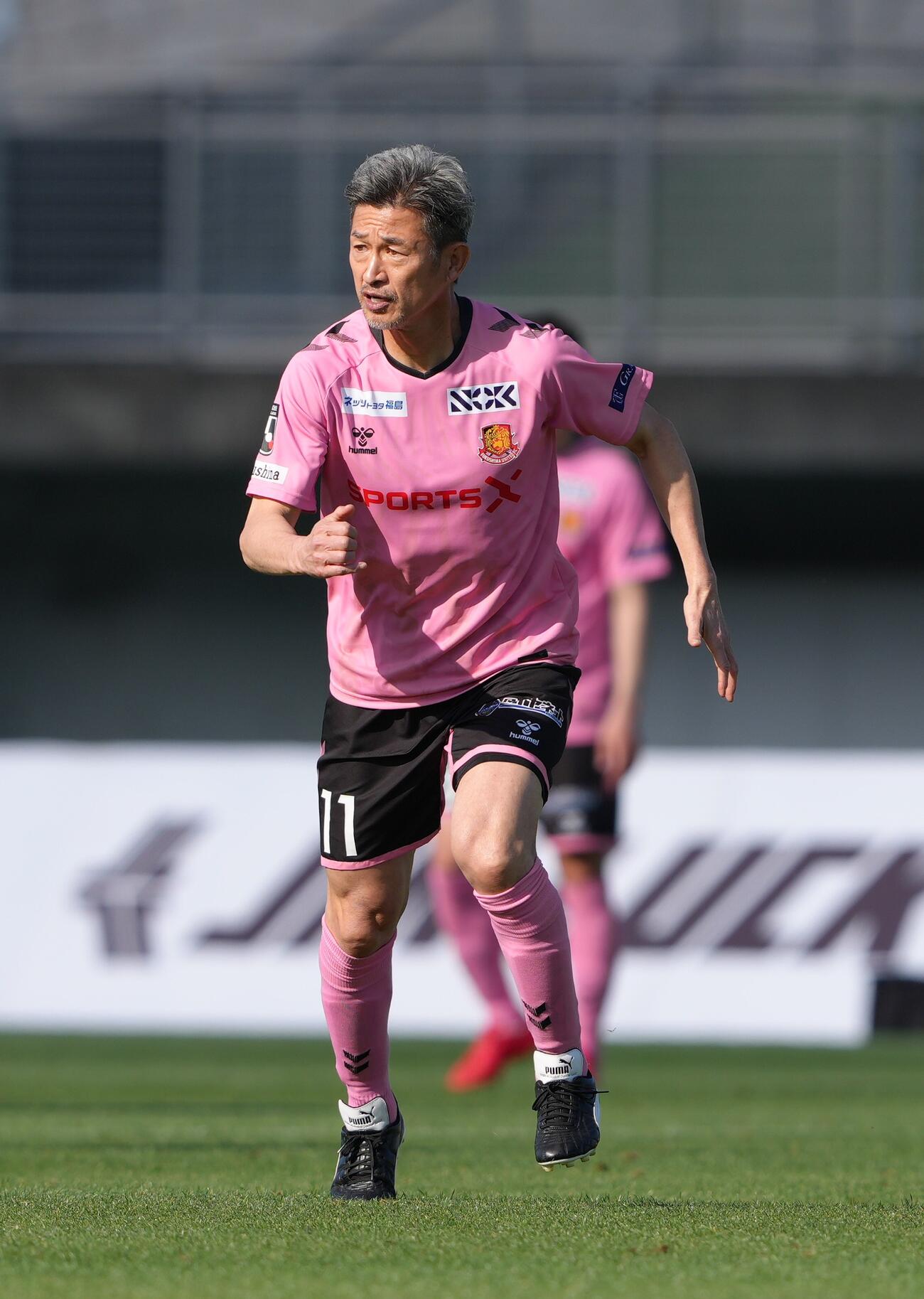 明治安田J2・J3百年構想リーグ　福島対磐田　後半、途中出場し、ボールを追う福島カズ（三浦知良）（撮影・足立雅史）