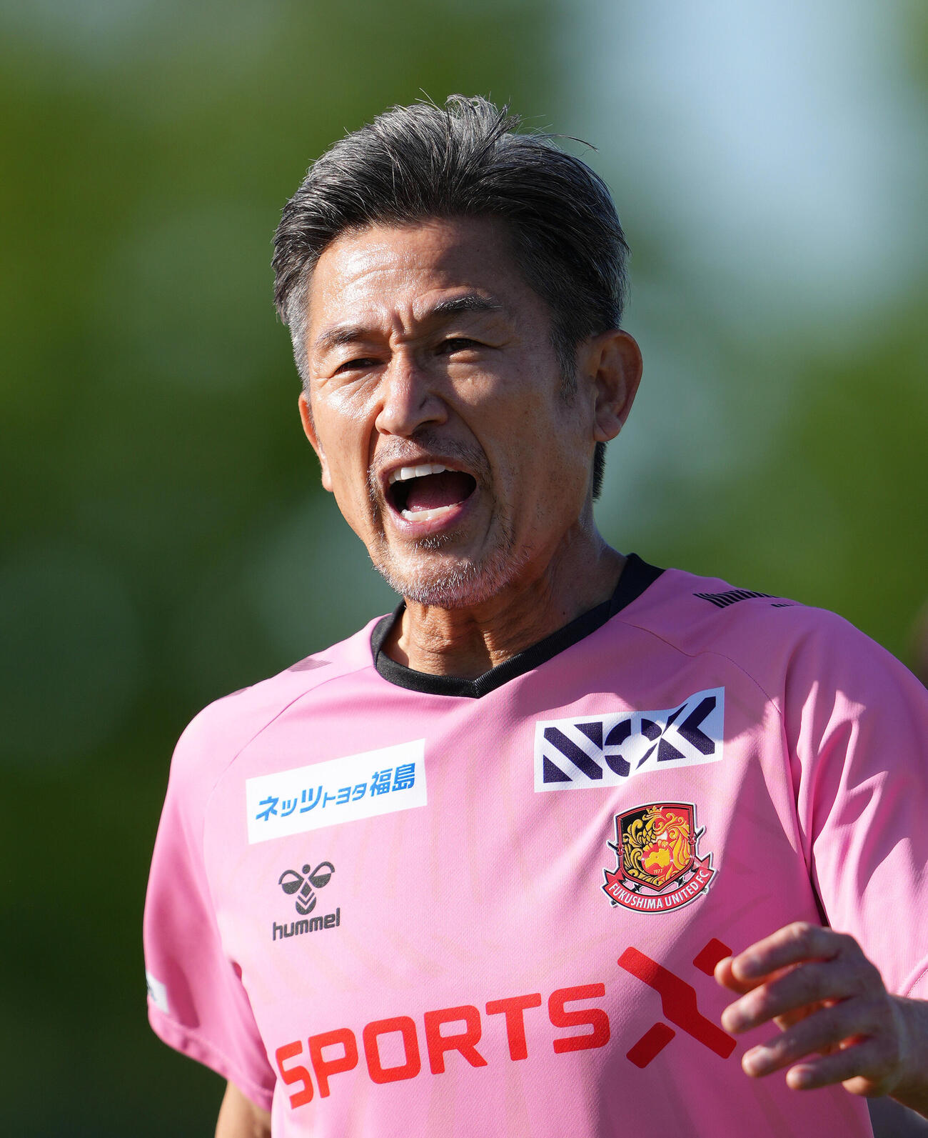 明治安田J2・J3百年構想リーグ　福島対磐田　福島カズ（三浦知良）は試合後、ピッチでの調整で気合の表情を見せる（撮影・足立雅史）