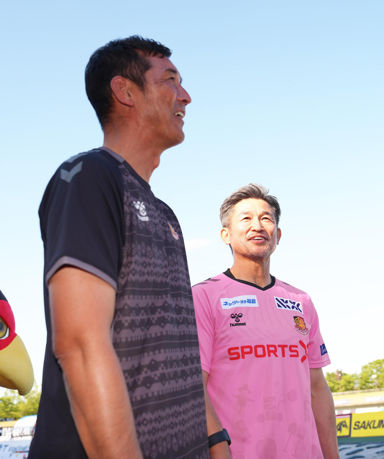 明治安田J2・J3百年構想リーグ　福島対磐田　試合を終え、笑顔で話す福島寺田周平監督（左）とカズ（三浦知良）（撮影・足立雅史）