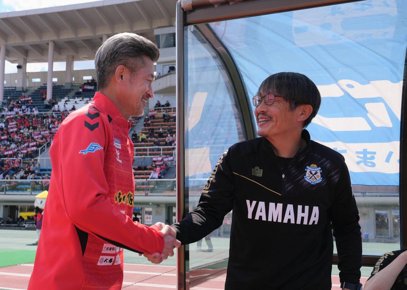 明治安田J2・J3百年構想リーグ　福島対磐田　試合前、握手を交わす福島カズ（三浦知良・左）と磐田三浦文丈監督（撮影・足立雅史）