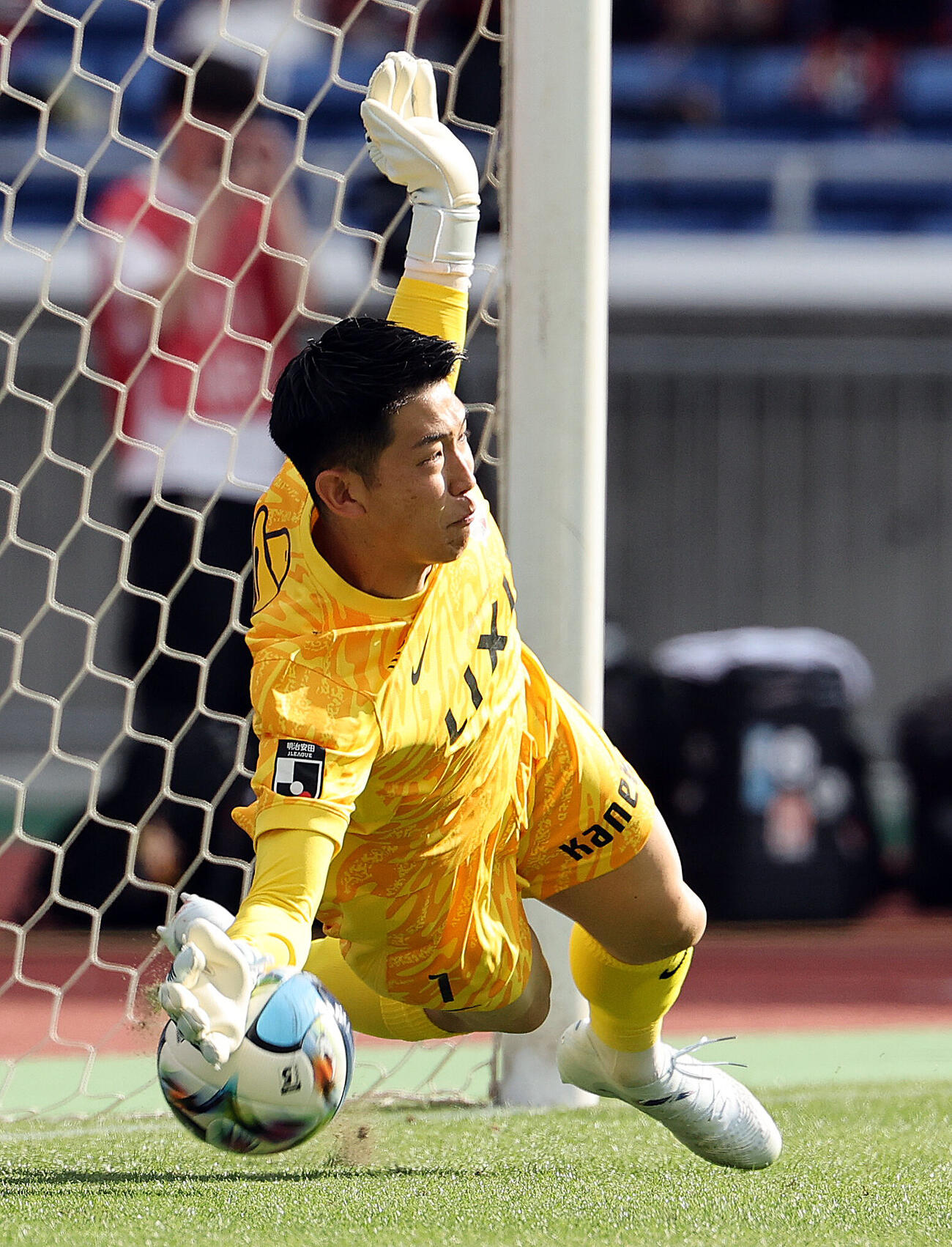 横浜対鹿島　PK戦で横浜の3人目を止める鹿島GK早川友基（撮影・野上伸悟）