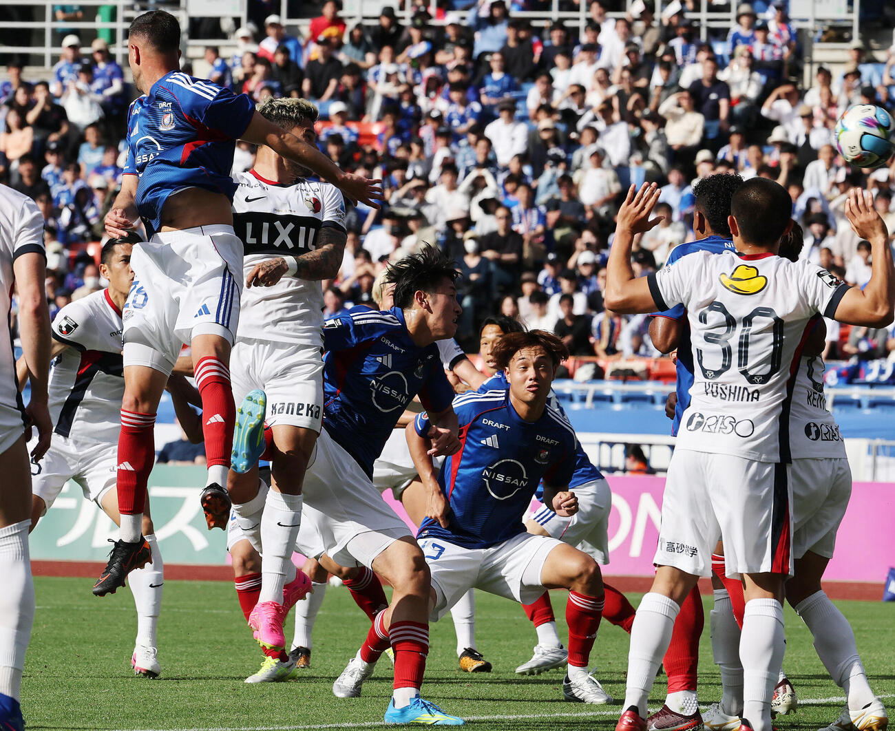 横浜対鹿島　後半、ゴールを決める鹿島レオ・セアラ（手前から2人目）（撮影・野上伸悟）