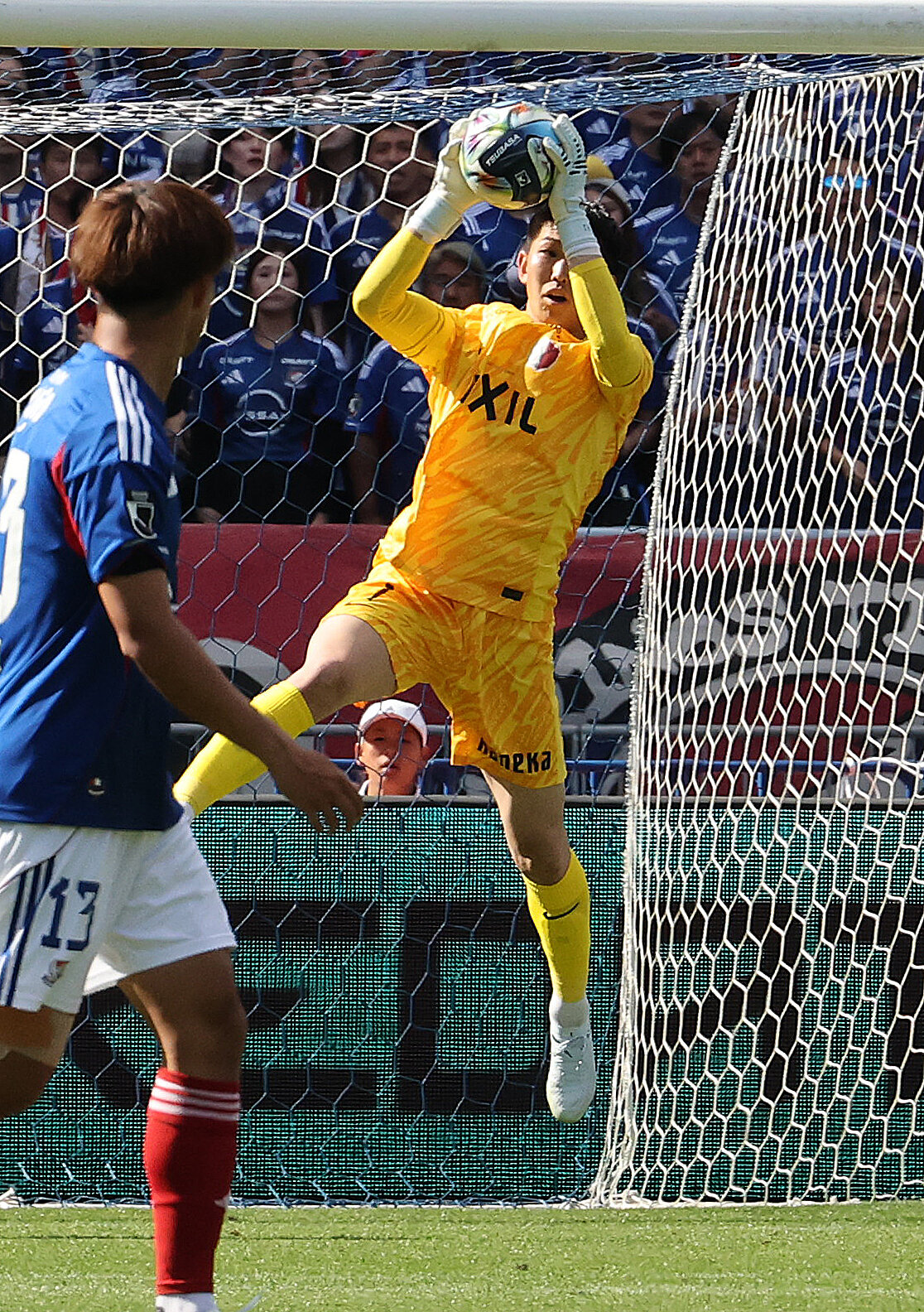 横浜対鹿島　後半、ハイボールをキャッチする鹿島GK早川友基（撮影・野上伸悟）