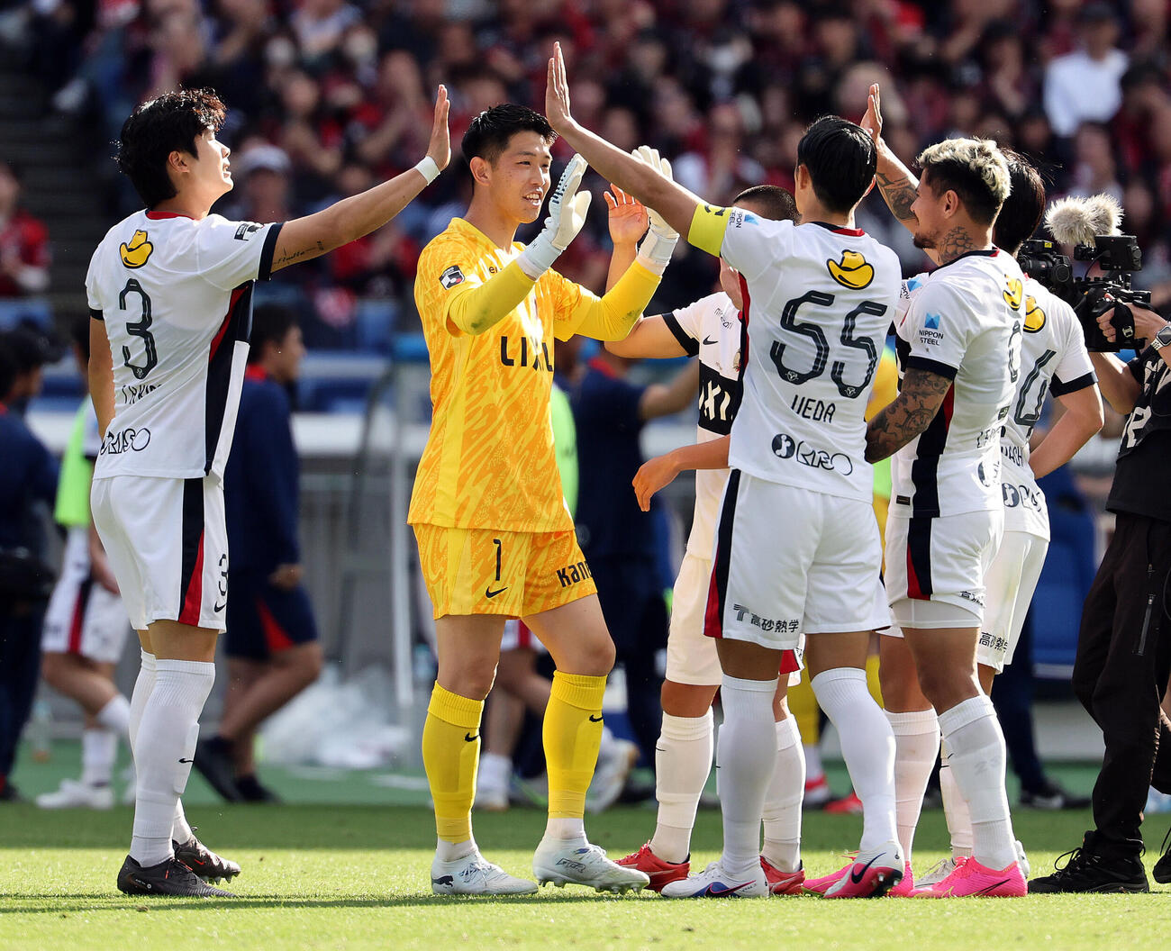 横浜対鹿島　PK戦で勝利し喜ぶGK早川友基（中央）ら鹿島イレブン（撮影・野上伸悟）