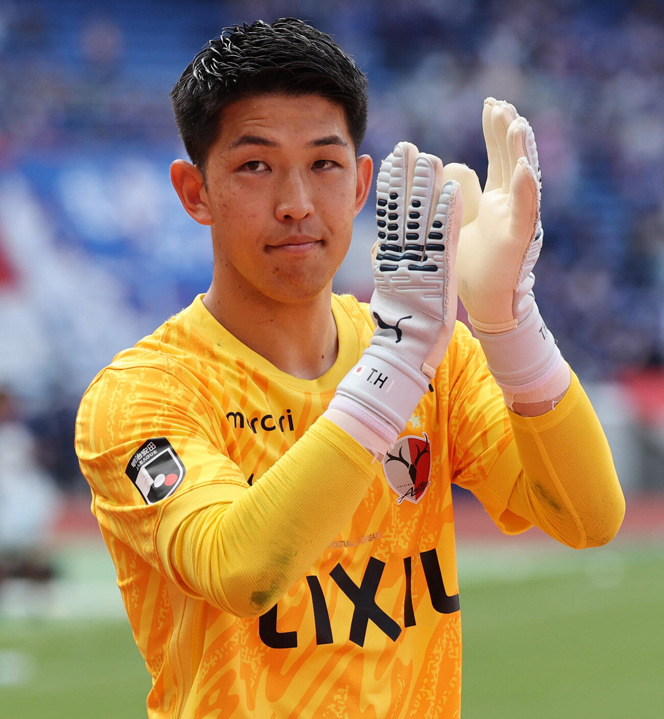 横浜対鹿島　PK戦で勝利し、サポーターの声援に応える鹿島GK早川友基（撮影・野上伸悟）