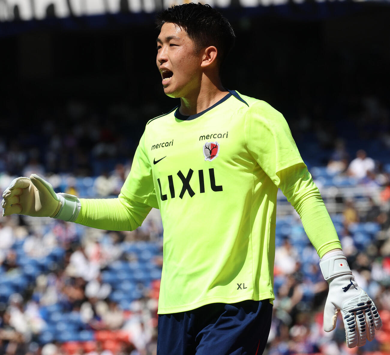 横浜対鹿島　試合前にスタッフと気合を入れる鹿島GK早川友基（撮影・野上伸悟）
