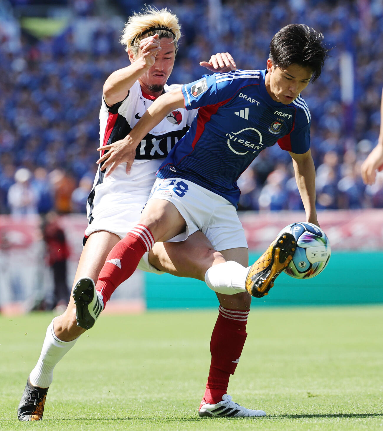 横浜対鹿島　前半、競りあう鹿島鈴木優磨（左）と横浜山根陸（撮影・野上伸悟）