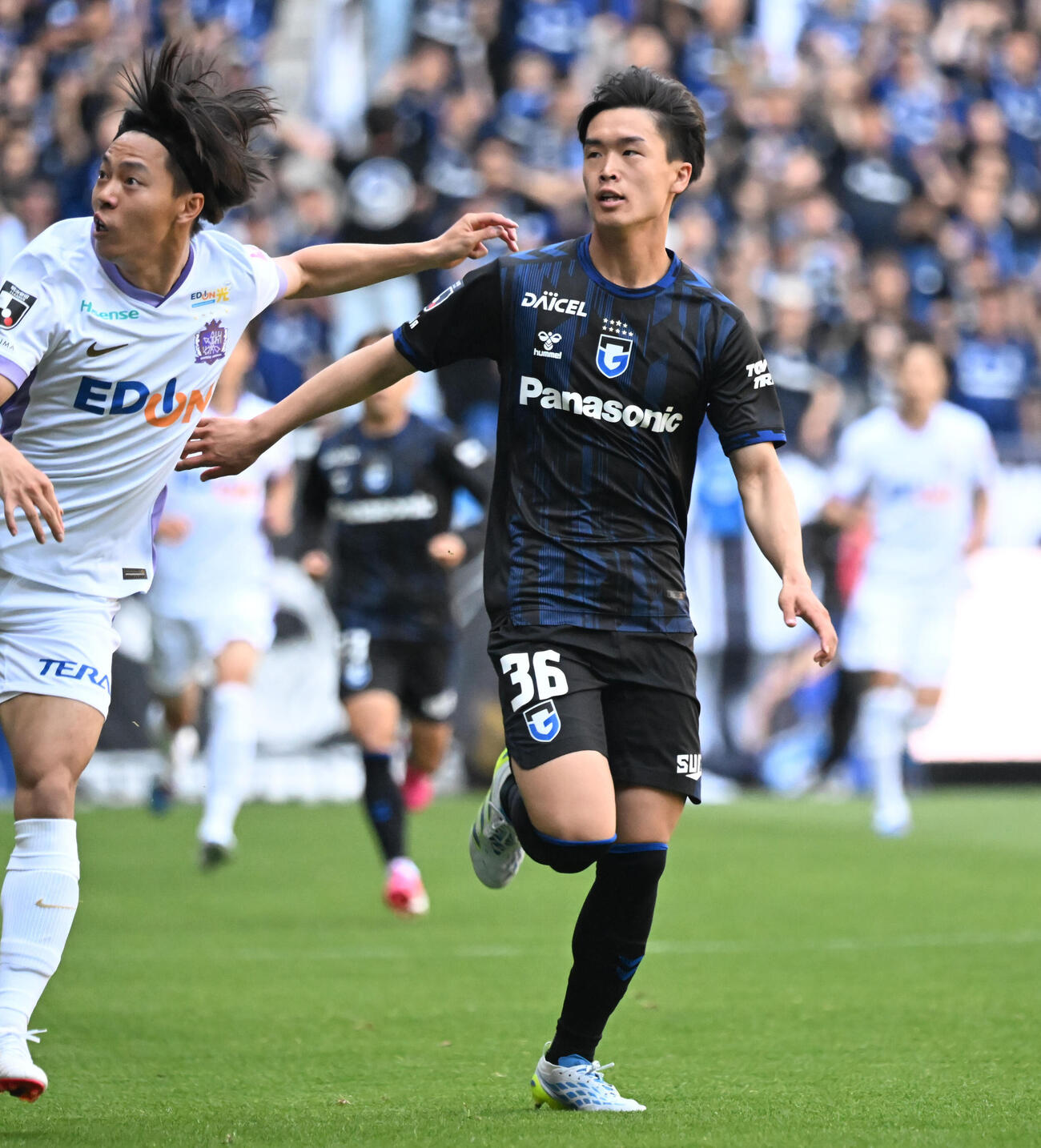 J1特別大会地域リーグラウンド第16節　G大阪対広島　前半、広島中村草太（左）をマークするG大阪山本天翔（撮影・和賀正仁）