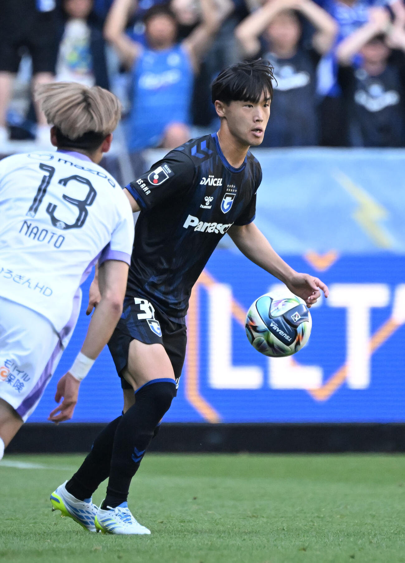 J1特別大会地域リーグラウンド第16節　G大阪対広島　前半、パスの出し所を探すG大阪山本天翔（撮影・和賀正仁）