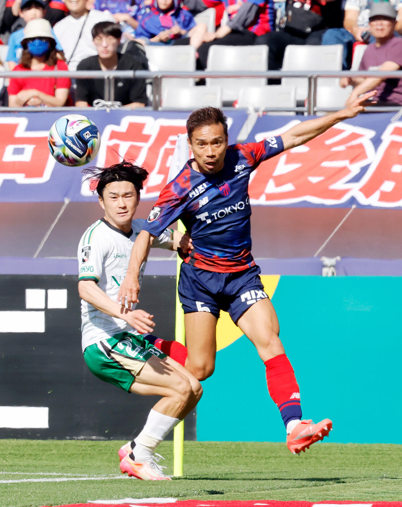 J1百年構想リーグ　第16節　東京対東京V　前半、クロスをあげる東京長友佑都（右）（撮影・山本朝陽）
