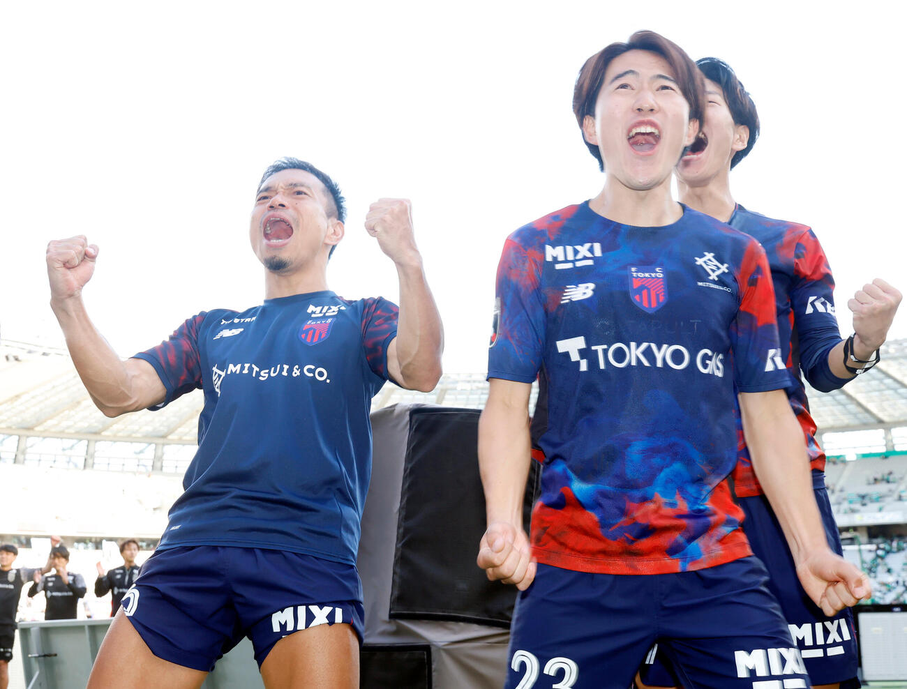 J1百年構想リーグ　第16節　東京対東京V　東京ダービーに勝利し、雄たけびをあげる東京長友佑都（左）と佐藤龍之介（撮影・山本朝陽）