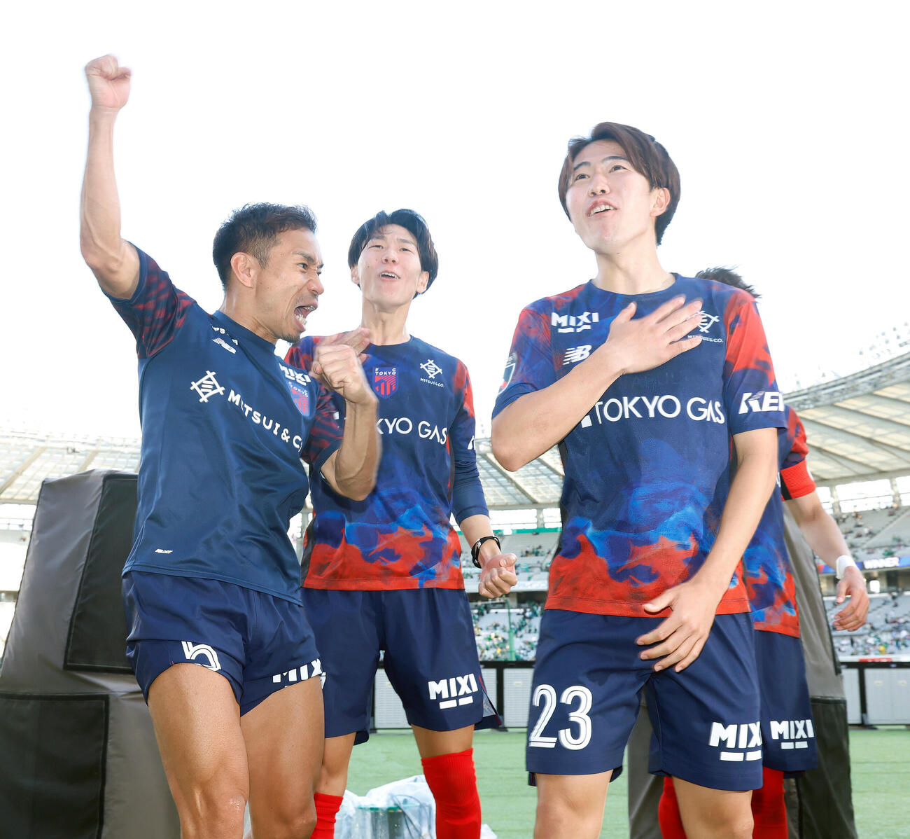 J1百年構想リーグ　第16節　東京対東京V　東京ダービーに勝利し、喜びを表現する東京長友佑都（左）と佐藤龍之介（撮影・山本朝陽）