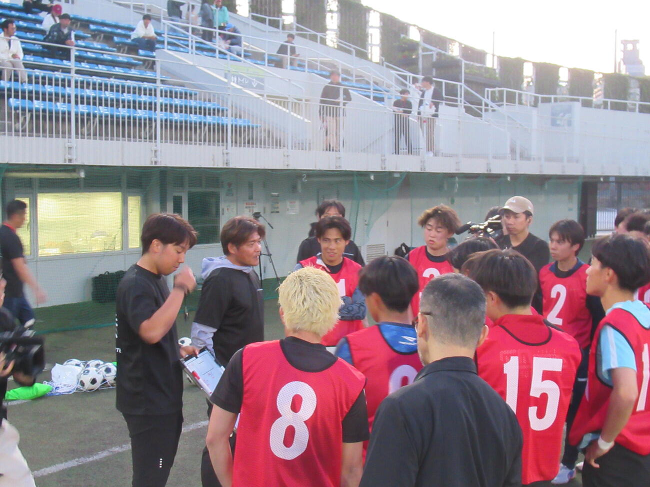 大久保嘉人氏（左から2人目）は、試合形式の最終選考を前に訓示を行った