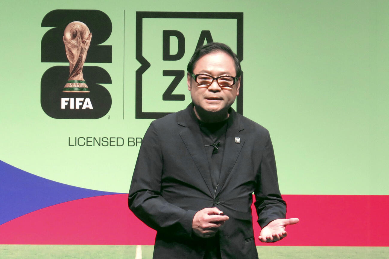 記者会見するDAZNの日本法人の笹本裕CEO＝11日、東京都内(共同)
