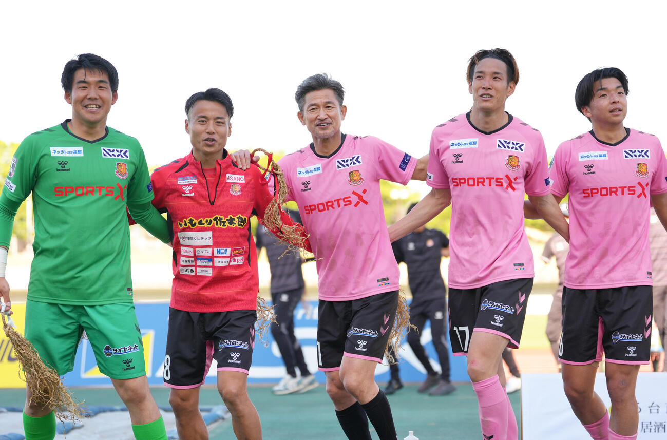 明治安田J2・J3百年構想リーグ　福島対磐田　試合後、チームメートと勝利のダンスを踊るカズ（三浦知良・中央）（撮影・足立雅史、5月10日）