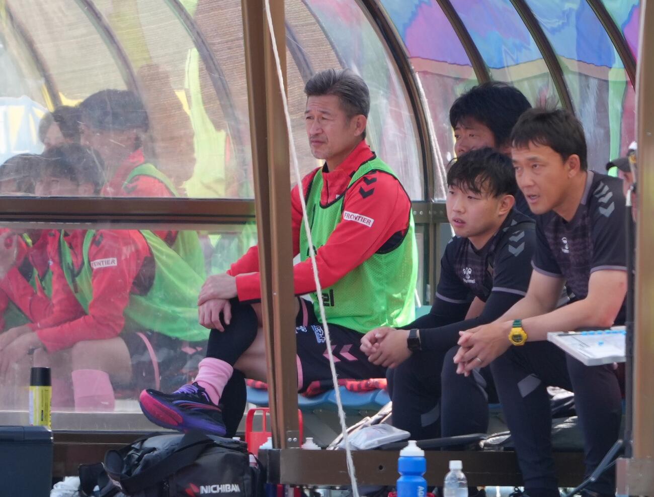 明治安田J2・J3百年構想リーグ　福島対磐田　ベンチから試合を見つめる福島カズ（三浦知良・中央）（撮影・足立雅史、5月10日）