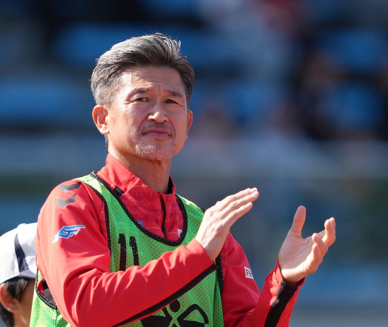 明治安田J2・J3百年構想リーグ　福島対磐田　後半、ゴールを決めた福島上畑佑平士に拍手するカズ（三浦知良）（撮影・足立雅史、5月10日）