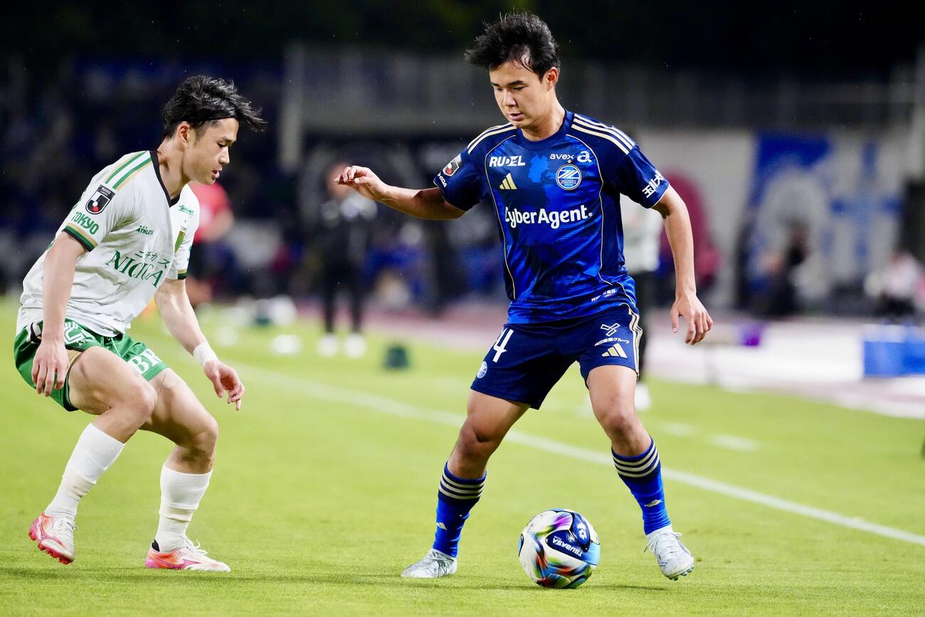 明治安田J1百年構想リーグ　第12節　町田対東京V　前半、ドリブルする町田徳村楓大（右）（撮影・江口和貴）