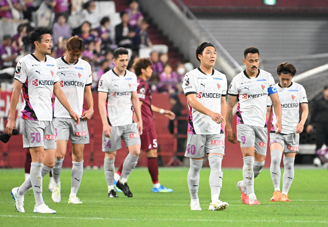 神戸対京都　神戸に敗れ肩を落とす京都イレブン（撮影・石井愛子）