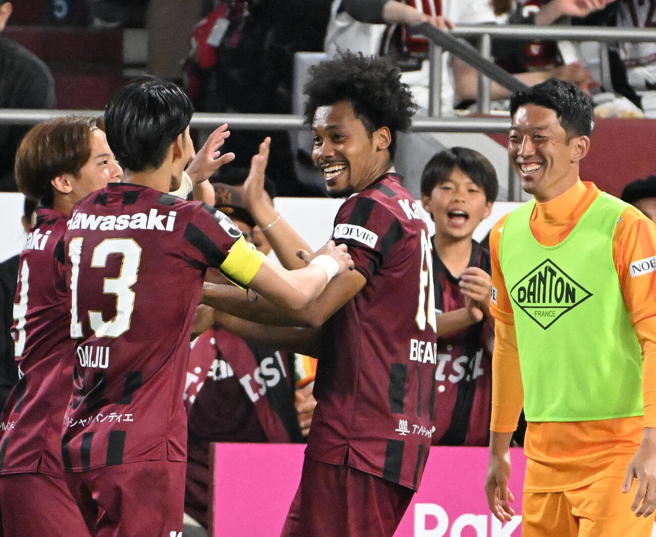 神戸対京都　後半、ゴールを決め仲間とハイタッチをする神戸ンドカ・ボニフェイス（左から3人目）（撮影・石井愛子）