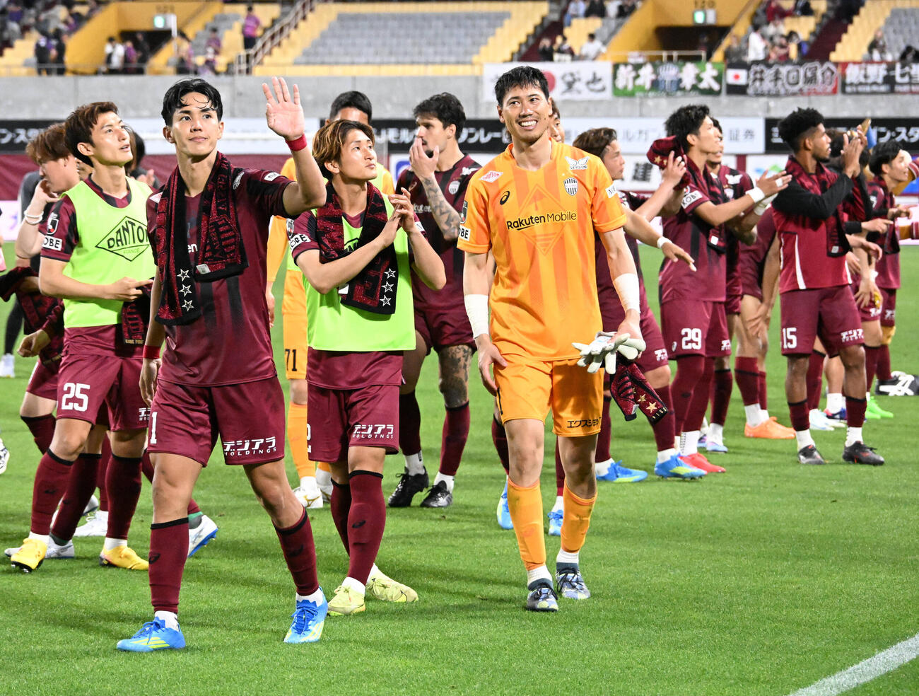 神戸対京都　試合終了後、サポーターにあいさつをする神戸イレブン（撮影・石井愛子）