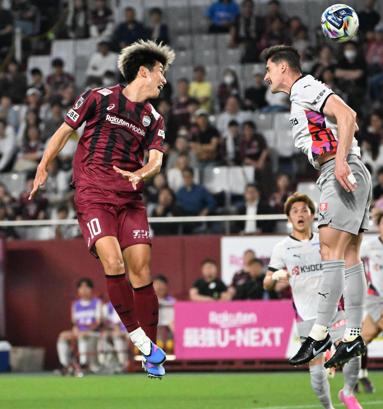 神戸対京都　前半、ゴールを狙う神戸の大迫勇也（左）（撮影・石井愛子）