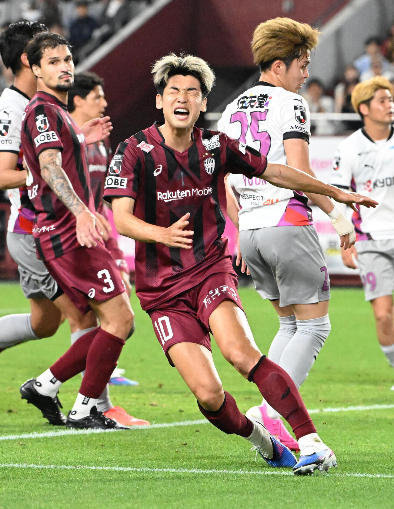 神戸対京都　前半、ゴールを外し悔しがる神戸の大迫勇也（中央）（撮影・石井愛子）