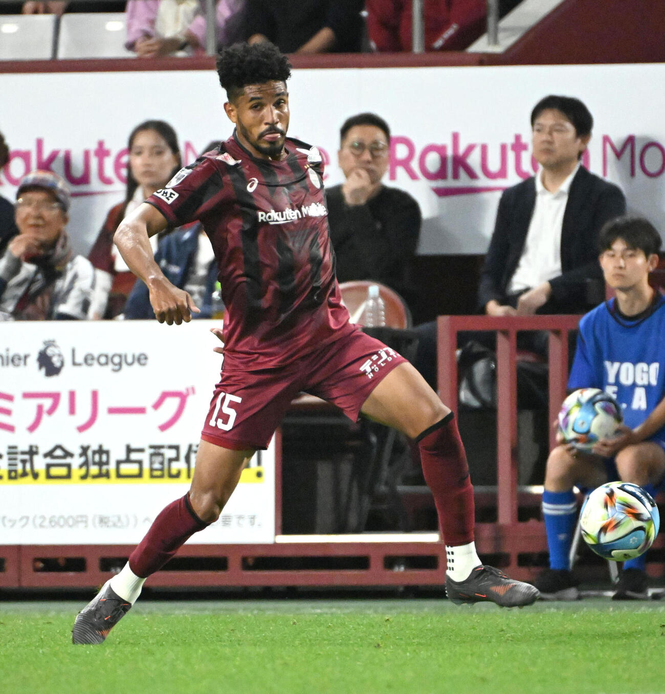 神戸対京都　前半、前半、ドリブルをする神戸のジエゴ・ジャラ・ロドリゲス（撮影・石井愛子）