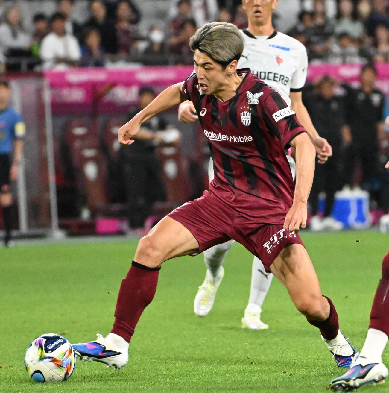 神戸対京都　後半、ボールを奪う神戸大迫勇也（撮影・石井愛子）