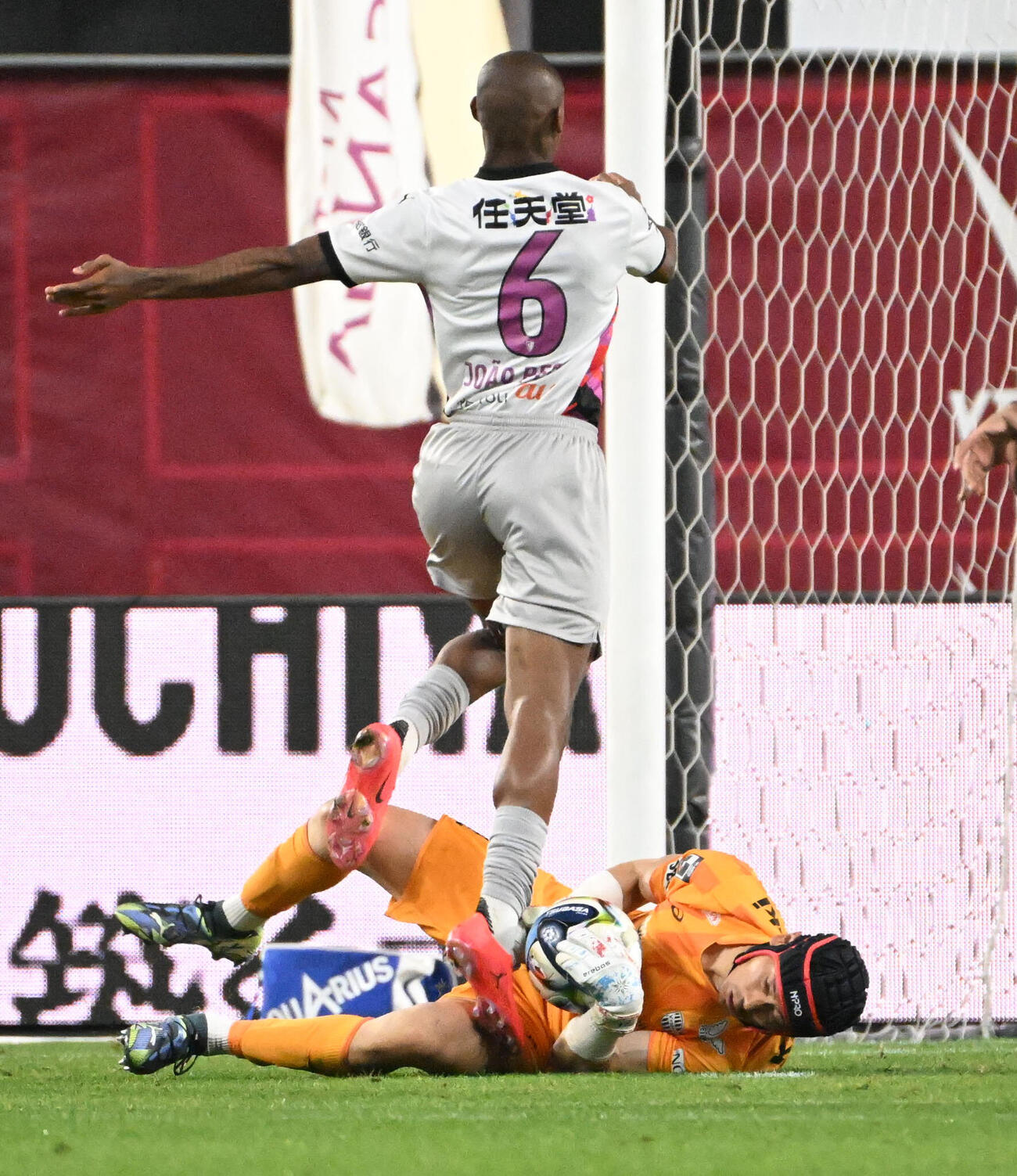 神戸対京都　後半、ゴールを守る神戸GK前川黛也（下）（撮影・石井愛子）
