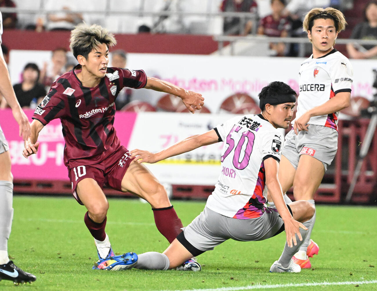 神戸対京都　前半、ゴールを狙う神戸の大迫勇也（左）（撮影・石井愛子）